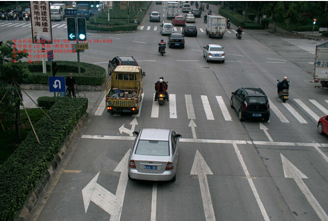 江门市机动车辆闯红灯违章普遍违纪行为及惩罚根据？